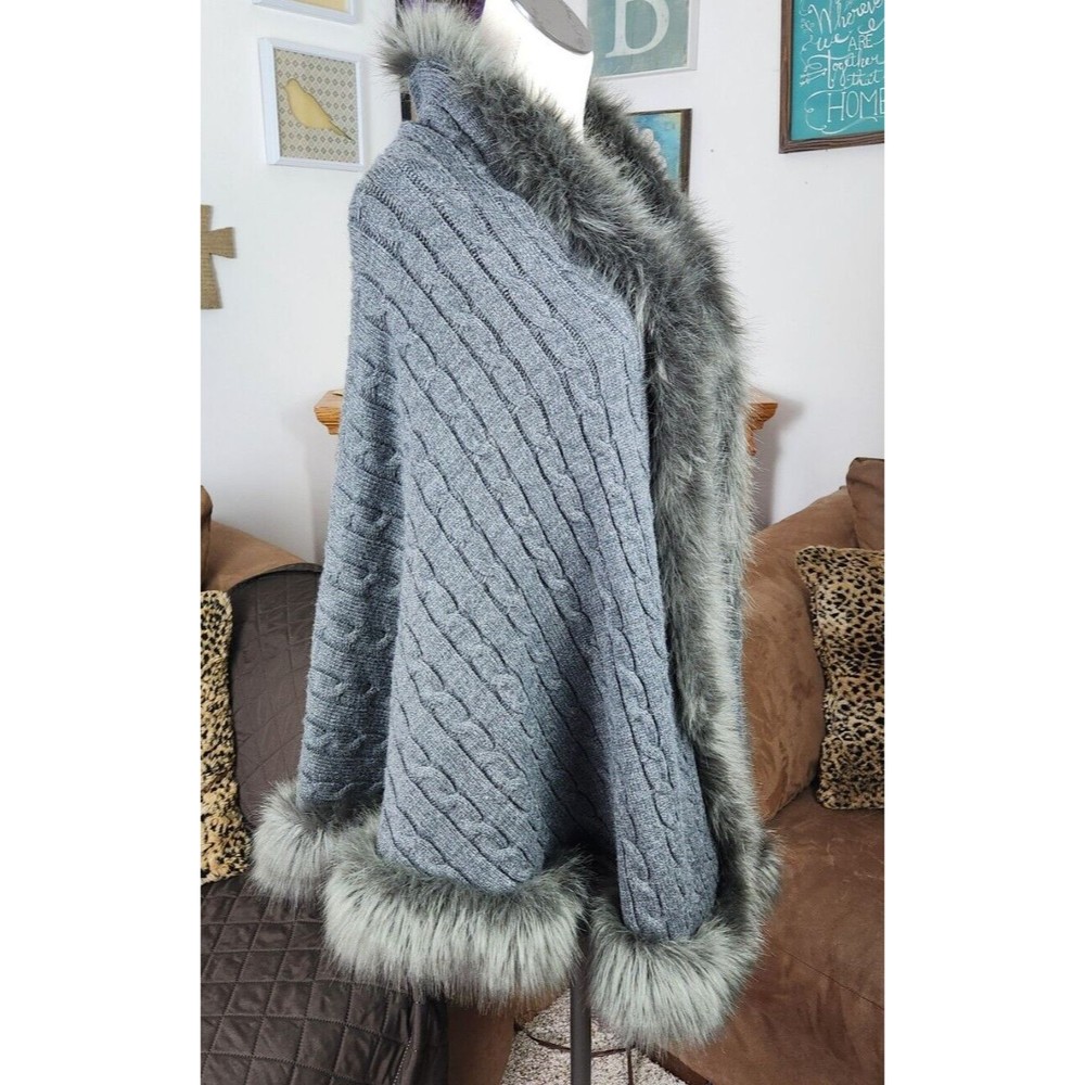 Chicos Nadene Faux Fur Trimmed Wrap Cable Knit Sweater Winter Wrap Gray OS - Picture 3 of 7